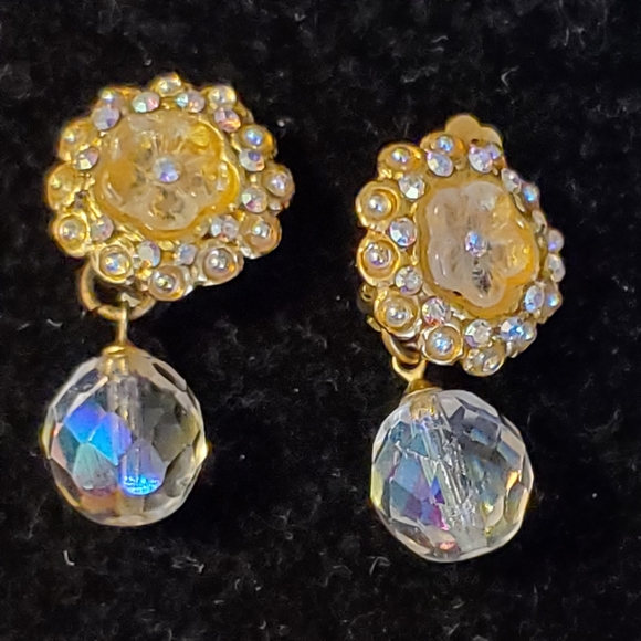 Vintage goldtone clip-on earrings flower center with ab stones and ab beads - Picture 11 of 11